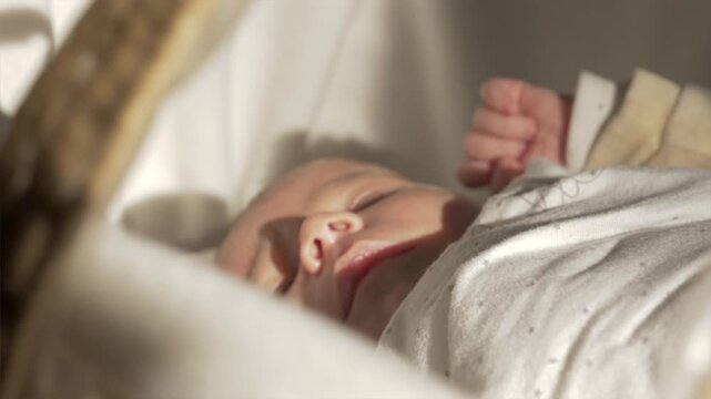 Nouveau-n&eacute; b&eacute;b&eacute; en Tran de dormir