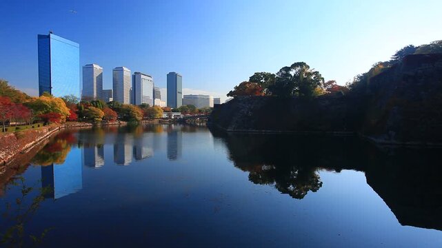 大阪城と内濠と大阪ビジネスパークのビル群と朝日