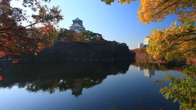 大阪城と紅葉と木もれ日と内濠