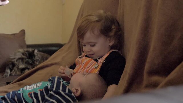 soeur avec son petit fr&egrave;re nouveau-n&eacute;