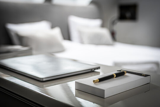 Notes i laptop na stole