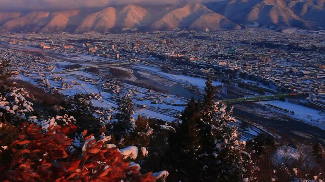 小牧城から望む朝の着雪した樹林と上田市街