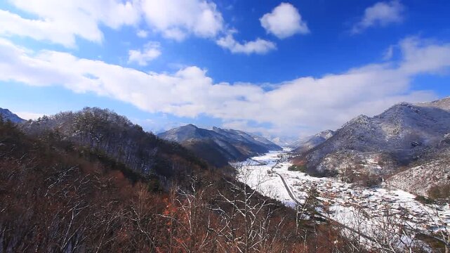 丸子城跡の二の丸から望む松本街道と本丸と美ヶ原方向の山並み