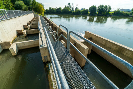 Eine Fischleiter an der Donau als Fischaufstiegshilfe zur Laichwanderung &uuml;ber die Staumauer des Wasserkraftwerks bei Donauw&ouml;rth, gem&auml;&szlig; der EU-Wasserrahmenrichtlinie zur Durchg&auml;ngigkeit der Gew&auml;sser