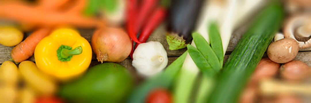 Viele gesunde und bunt gemischte Gem&uuml;searten liegen zusammen