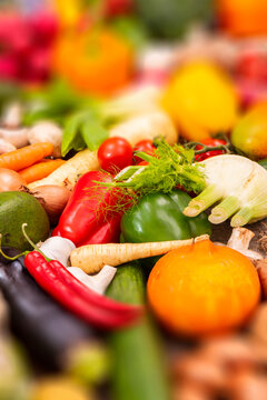 Viele gesunde und bunt gemischte Gem&uuml;searten liegen zusammen