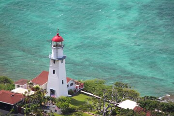 biała latarnia morska nad Oceanem Spokojnym © Dariusz