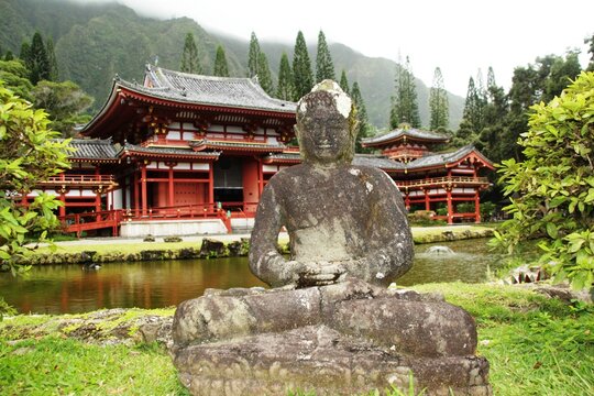 kamienny budda przed świątynią na O'ahu