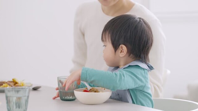 水を飲む幼児