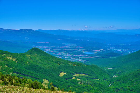 新緑の群馬県吾妻郡嬬恋村の湯ノ丸山頂から北東側の眺望(鍋蓋山,田代湖,嬬恋村など)