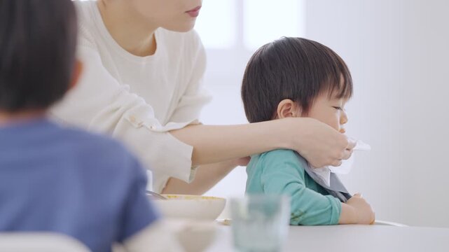 2歳児の子供との食事に疲れるママ