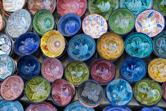 Gesch&auml;ft mit T&ouml;pfereierzeugnissen in der Medina, Souk, Altstadt, Marrakesch, Marokko < english> Pottery shop in the Medina, Souk, old town, Marrakech, Morocco