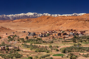 Blick von der Kasbah Aït-Ben-Haddou in Richtung Hoher Atlas,, Marokko   english  View from the Kasbah Aït-Ben-Haddou towards the High Atlas Mountains, Morocco © Peter Engelke
