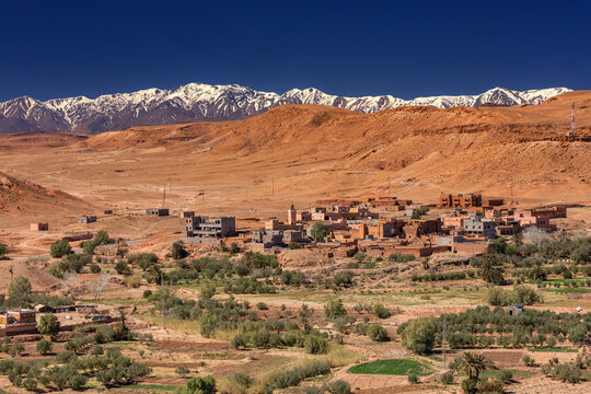 Blick von der Kasbah A&iuml;t-Ben-Haddou in Richtung Hoher Atlas,, Marokko < english> View from the Kasbah A&iuml;t-Ben-Haddou towards the High Atlas Mountains, Morocco