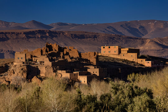 Kasbah bei El-Kel&acirc;a M&rsquo;Gouna, Marokko, im Hintergrund das Hohe Atlas Gebirge < english> Kasbah near El-Kel&acirc;a M&rsquo;Gouna, Morocco, with the High Atlas Mountains in the background