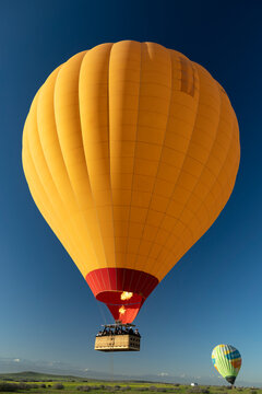 Hei&szlig;luftballon bei der Landung, bei Marrakesch, Marokko < english> Hot air balloon landing near Marrakech, Morocco