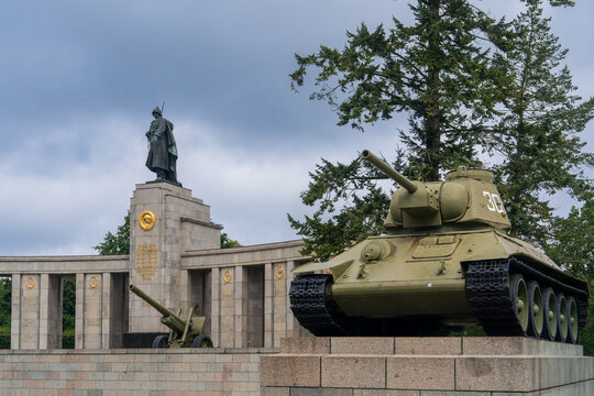  Memorial to fallen Soviet soldiers in Tiergarten with a central monument, soldier figure, and a T-34 tank.Berlin,Germany.