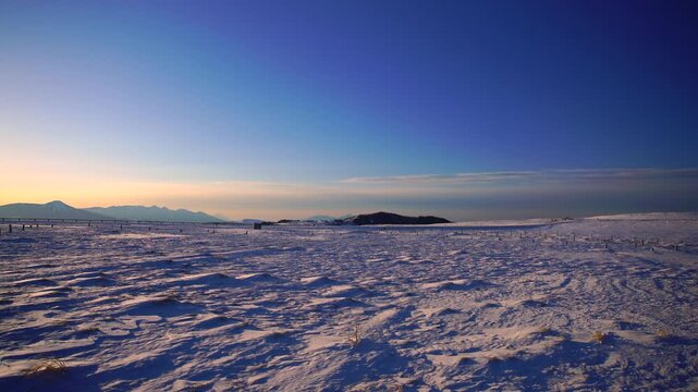 朝日と美しの塔と雪原と富士山と八ケ岳連峰遠望
