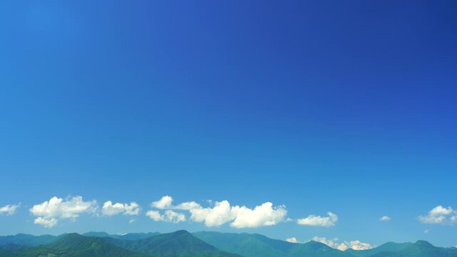 花咲く蕎麦畑と青木三山などの里山