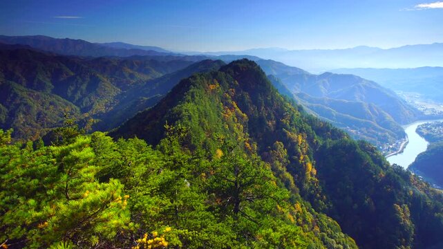 湾曲する犀川と常念岳など北アルプスと太陽の光芒