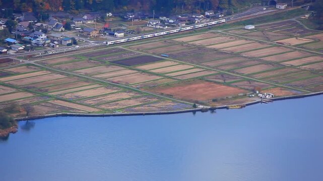 木崎湖畔を走る特急あずさ