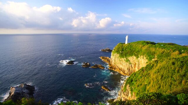 朝の岩礁と足摺岬灯台