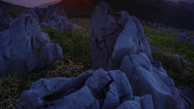 四国カルストの石灰岩群と天狗高原の山並みと朝日