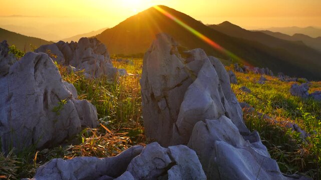 四国カルストの石灰岩群と天狗高原の山並みと朝日