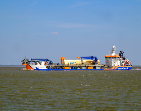 CUXHAVEN, DEUTSCHLAND - 11.04.2026: LNG-betriebener Saugbagger VOX APOLONIA auf der Elbe in der H&ouml;he von Cuxhafen