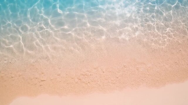 透明な海水と砂浜に映る光の波紋パターン背景素材
