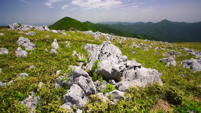 四国カルストの石灰岩群と天狗高原と不入山の山並み