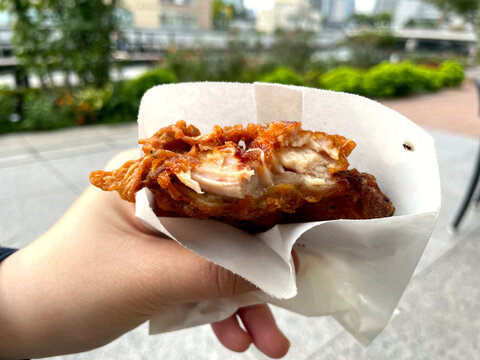 フライドチキン断面 ─ 割った鶏肉の断面・屋外手持ち