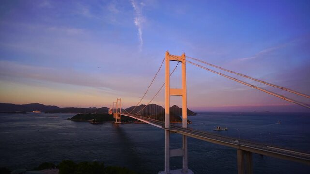 糸山公園展望台から望む来島海峡大橋の夕景と船と鳶