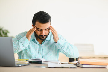 Obraz premium Indian student suffering headache and stress while studying