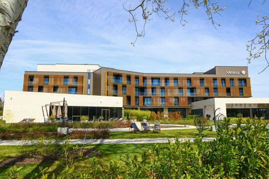 Modern Melea resort complex in S&aacute;rv&aacute;r, Hungary, featuring contemporary architecture, landscaped green areas, outdoor relaxation zones and a clean geometric facade designed for premium hotel accommodat