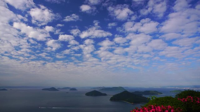 紫雲出山のツツジと粟島などの島々とうろこ雲と船