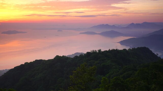 紫雲出山第一駐車場展望台から望む粟島などの島々と朝日