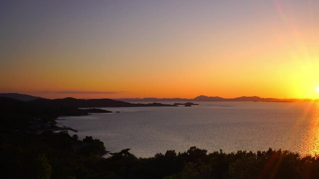 夕陽ヶ丘から望む瀬戸内海とナガ崎と夕日