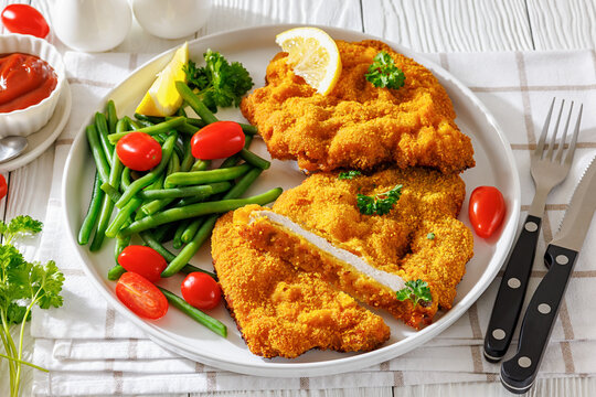 Breaded pork schnitzel with green beans and lemon