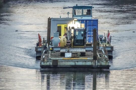 Arbeitsboot auf einem Binnengew&auml;sser