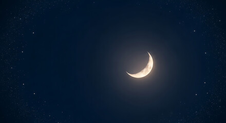 Naklejka premium A glowing crescent moon shines brightly in a dark, star-filled night sky, creating a peaceful celestial scene.