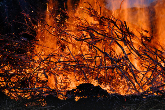 Detailansichten eines lodernden Feuer,Osterfeuer