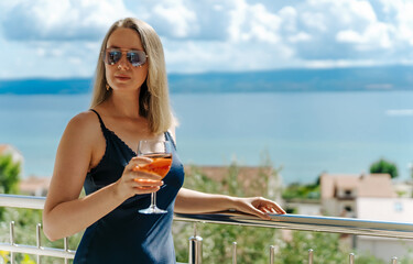 Obraz premium Woman drinking refreshing cocktail on summer vacation.