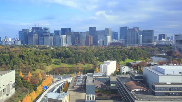 皇居と丸の内のビル群とイチョウ並木の二泊三日
