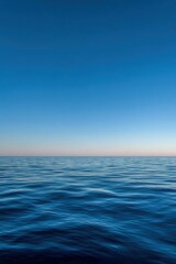Obraz premium Deep blue ocean meets calm sky