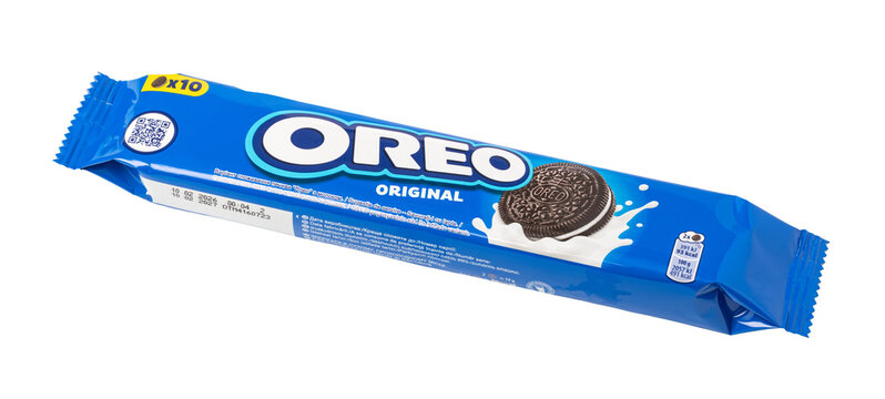 Oreo original cookie snack pack on transparent background