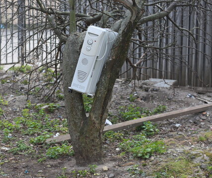 An unnecessary oil radiator is inserted into a tree fork