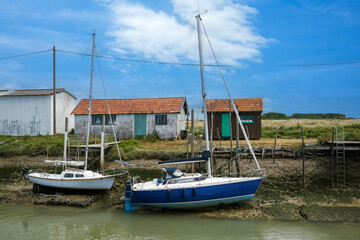 voiliers et cabanes ostréicoles sur le chenal de La Tremblade  © Dominique VERNIER
