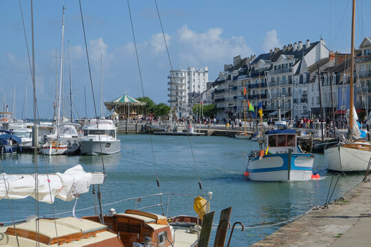 Chalutier entrant dans le port du Pouliguen