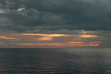 Obraz premium Dramatic Sunset Over the Ocean